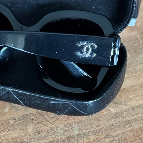 CHANEL Elegant Black Sunglasses - Picture 3 of 7